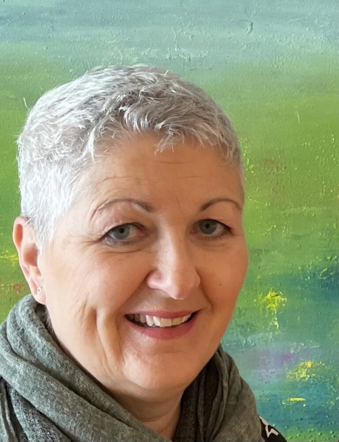 Susanne Mariani vor einem ihrer Werke